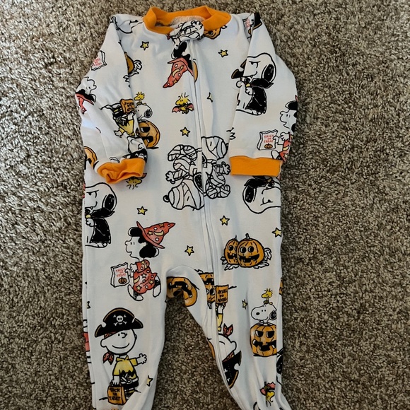 Peanuts Halloween footie sleeper. - Picture 1 of 1